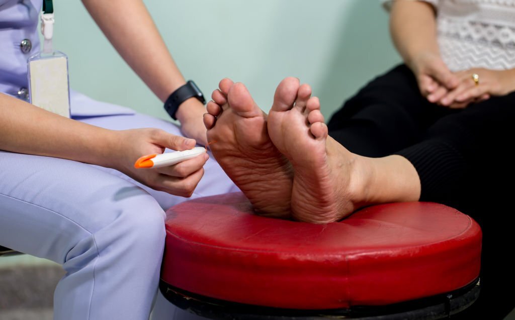 Tầm soát biến chứng thần kinh ngoại biên định kì